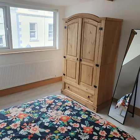 Central Retreat With Lake View Apartmán Loughrea